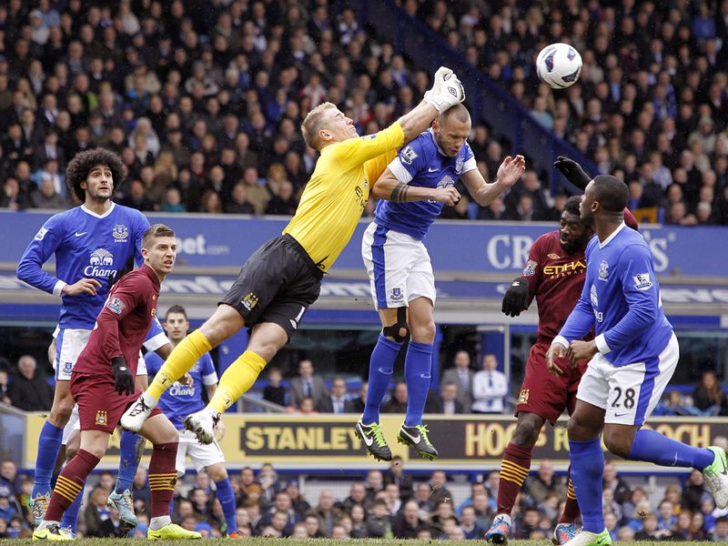 Everton-v-Manchester-City-Joe-Hart-punches-cl_2916058.jpg